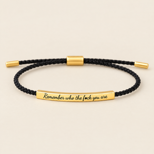 Remember who the f♥ck you are – svart flätat armband med guldplatta