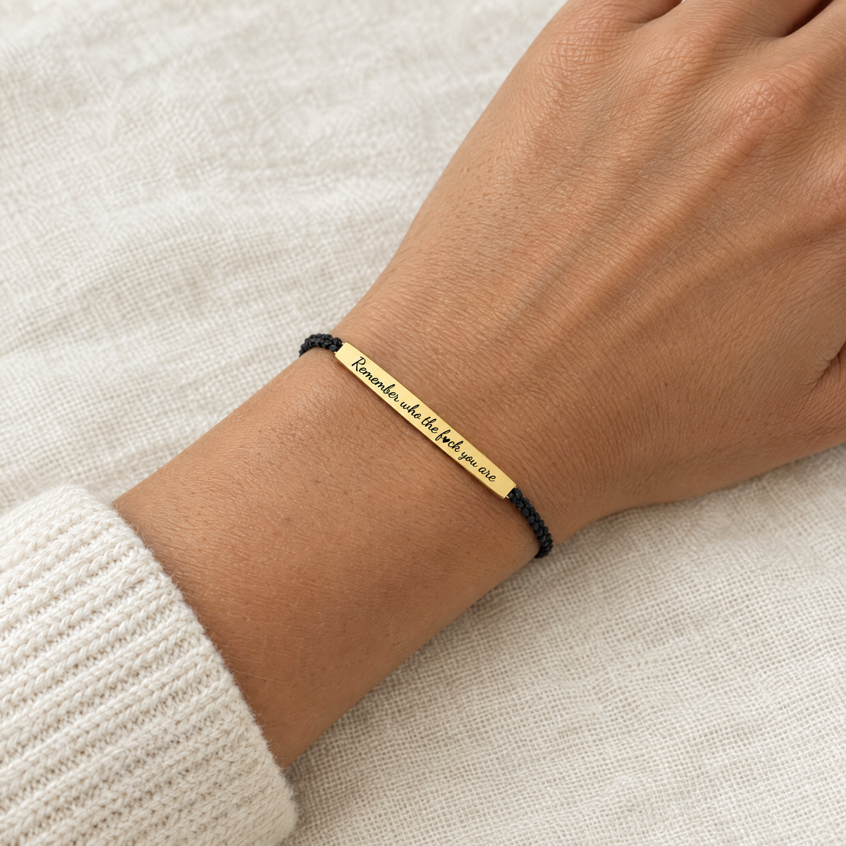 Armbandet Remember who the f♥ck you are på handleden