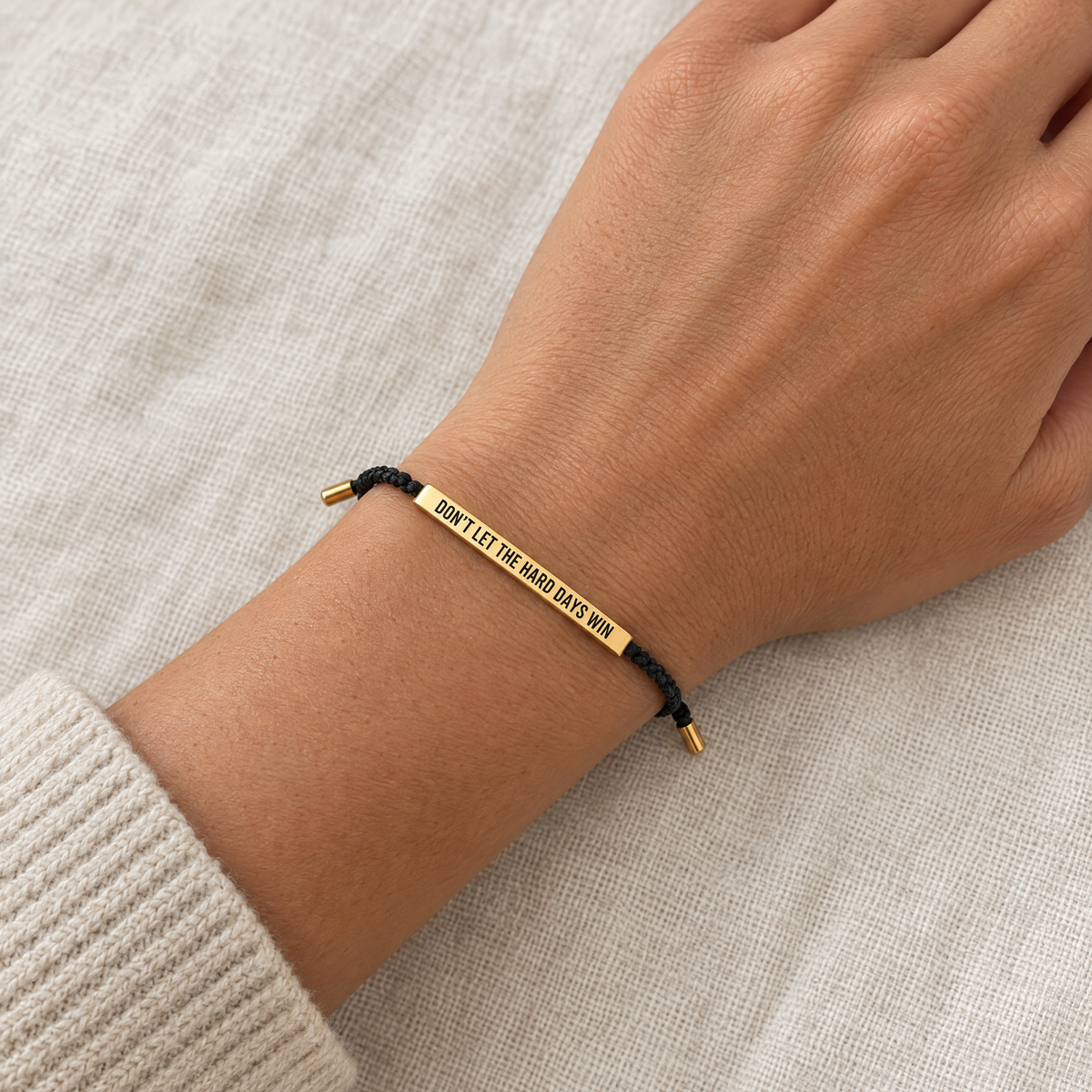 Armbandet Don't let the hard days win på handleden