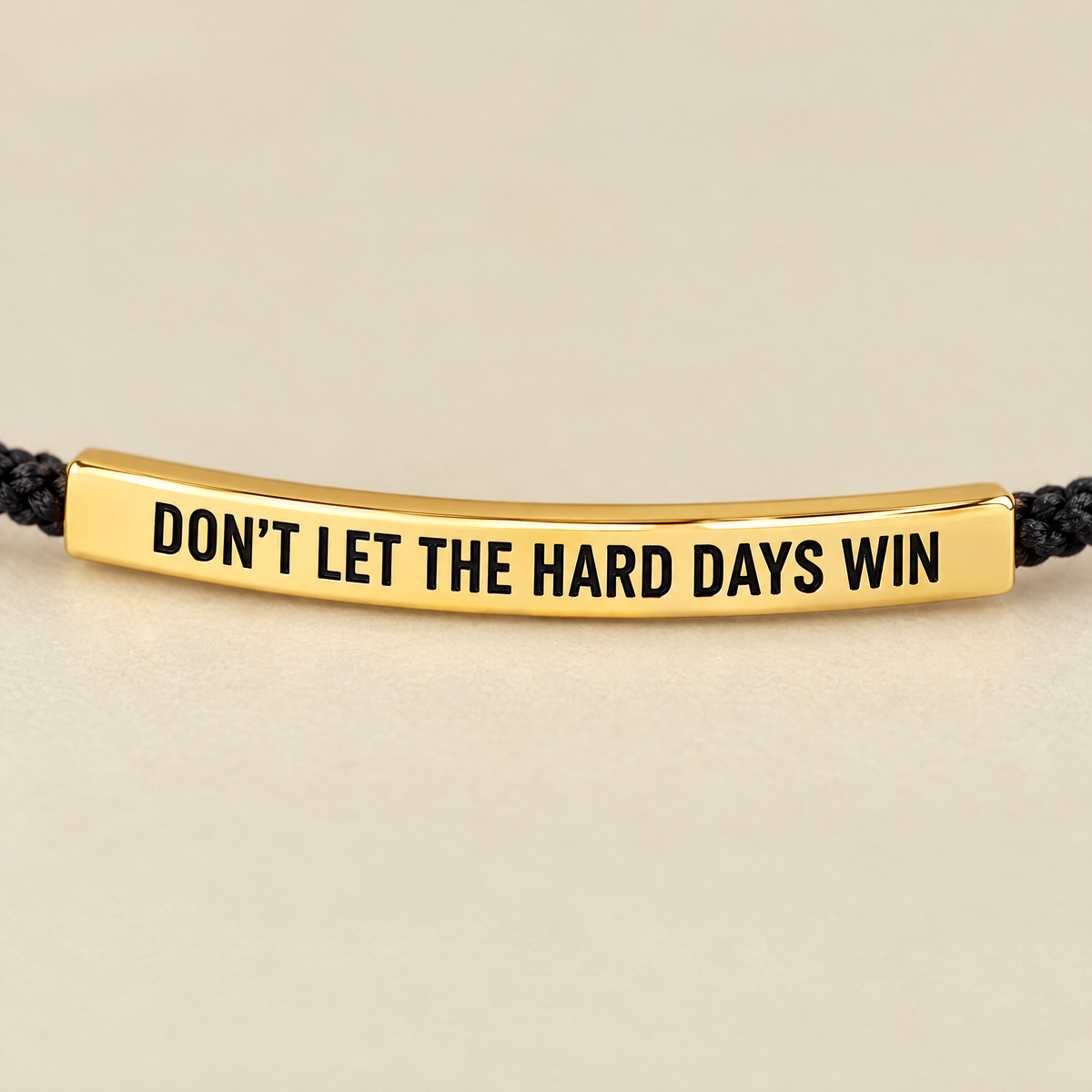 Närbild på gravyren Don't let the hard days win