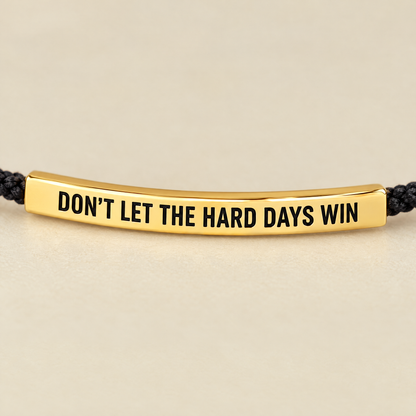 Närbild på gravyren Don't let the hard days win