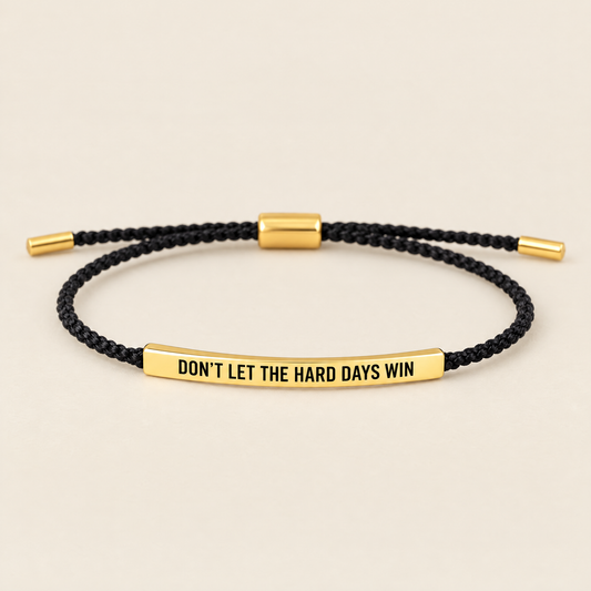 Don't let the hard days win – svart flätat armband med guldplatta