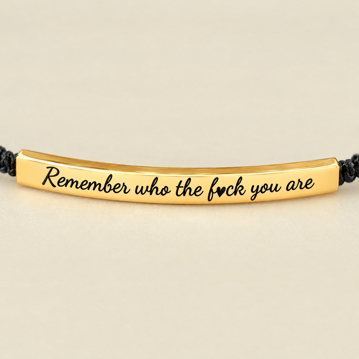 Närbild på gravyren Remember who the f♥ck you are